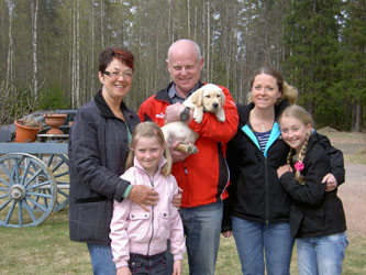 Amaretto med matte Inga Lena och husse Christer. <br />
	Dottern med sina döttrar följde med och hämtade hem Amaretto till Sörberge 6/5 2007